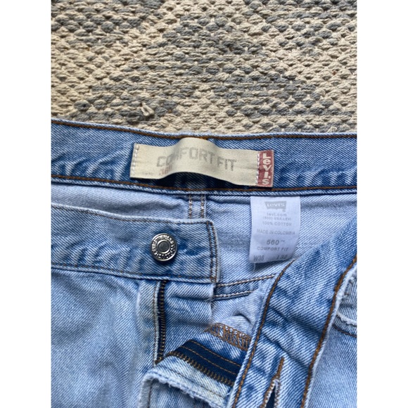 MAKE ME AND OFFER Levi’s Red Tag 560 Distressed Light Wash Denim Mom Jean Shorts - Picture 8 of 11